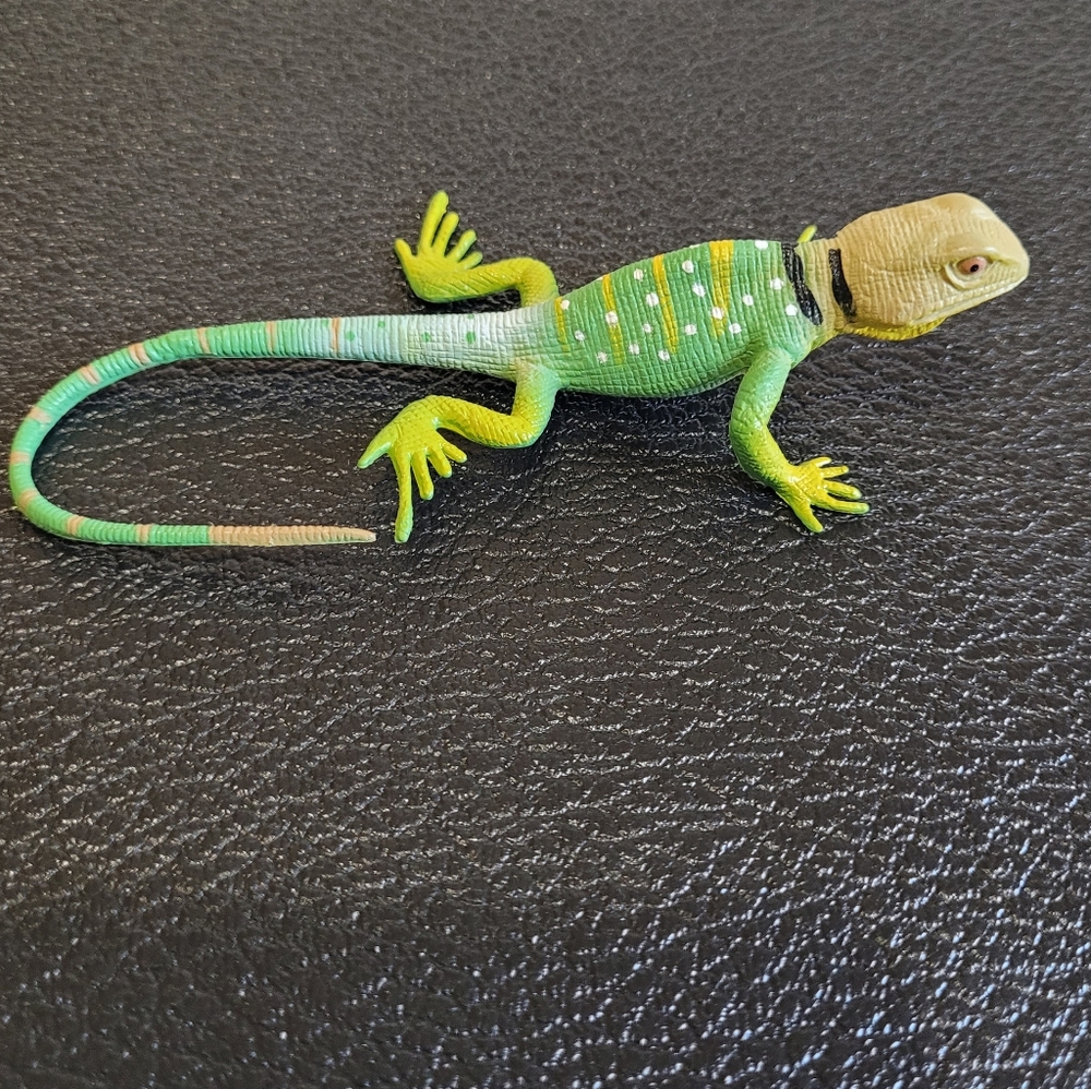 Vintage XX Collared Lizard Realistic Life Like Reptile Toy 4 1/2" Long.